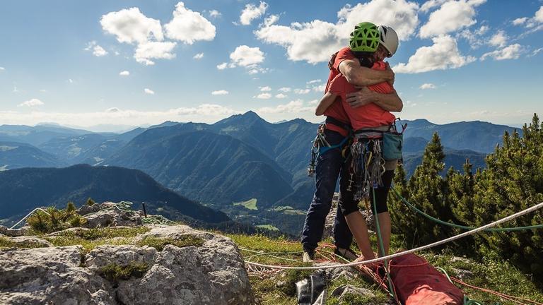 Ines Papert und Luka Lindic nach dem Bezwingen der Wand. Ines Papert und Luka Lindic nach dem Bezwingen der Wand.