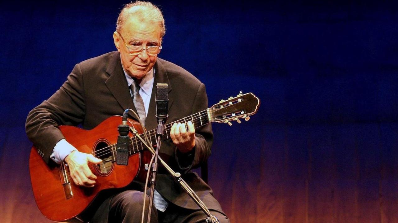 Er machte den Bossa Nova berühmt: Joao Gilberto mit seiner Akustik-Gitarre bei einem Konzert am 14. August 2008 in Sao Paulo . Der brasilianische Musiker starb am 6. Juli 2019. Er machte den Bossa Nova berühmt: Joao Gilberto mit seiner Akustik-Gitarre bei einem Konzert am 14. August 2008 in Sao Paulo . Der brasilianische Musiker starb am 6. Juli 2019.
