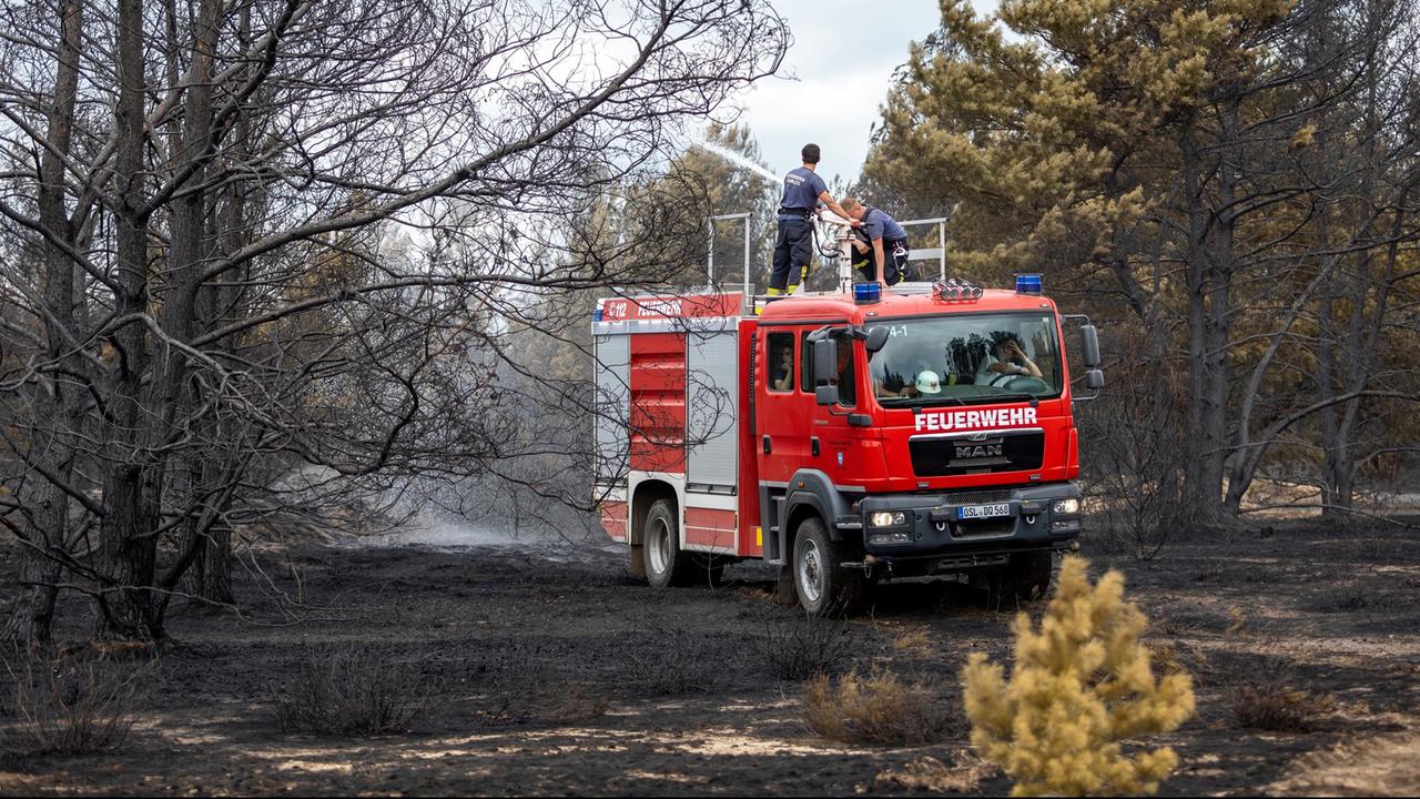 Feuerwehrleute bei Löscharbeiten auf dem ehemaligen Truppenübungsplatz Lieberose (Lieberoser Heide). Insgesamt war eine Fläche von etwa 400-500 Hektar betroffen. 
