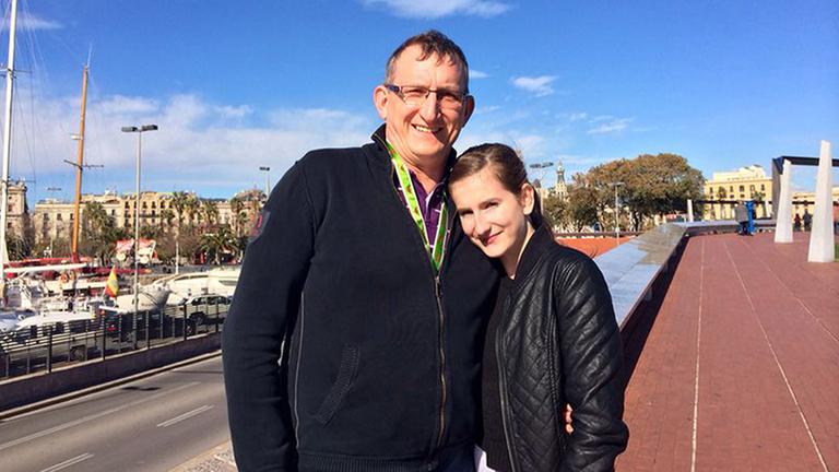 Vater Maik Messing mit Leonora in Barcelona 2014. Vater Maik Messing mit Leonora in Barcelona 2014.