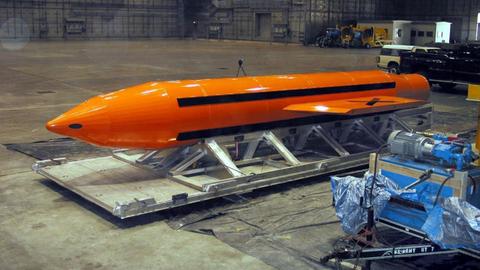 Das vom US-Verteidigungsministerium am 11.3.2003 veröffentlichte Foto zeigt die Superbombe MOAB (Massive Ordnance Air Blast) vor einem Test auf dem Eglin-Luftwaffenstützpunkt in Florida (Archivfoto).