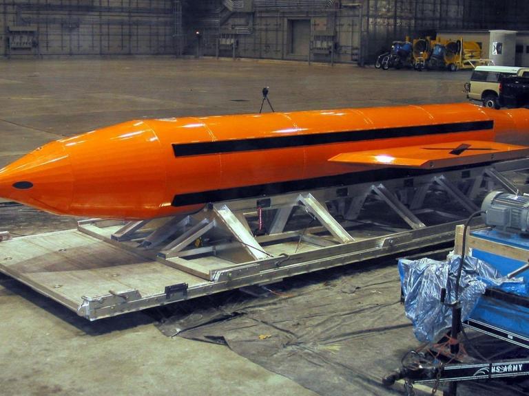 Das vom US-Verteidigungsministerium am 11.3.2003 veröffentlichte Foto zeigt die Superbombe MOAB (Massive Ordnance Air Blast) vor einem Test auf dem Eglin-Luftwaffenstützpunkt in Florida (Archivfoto).