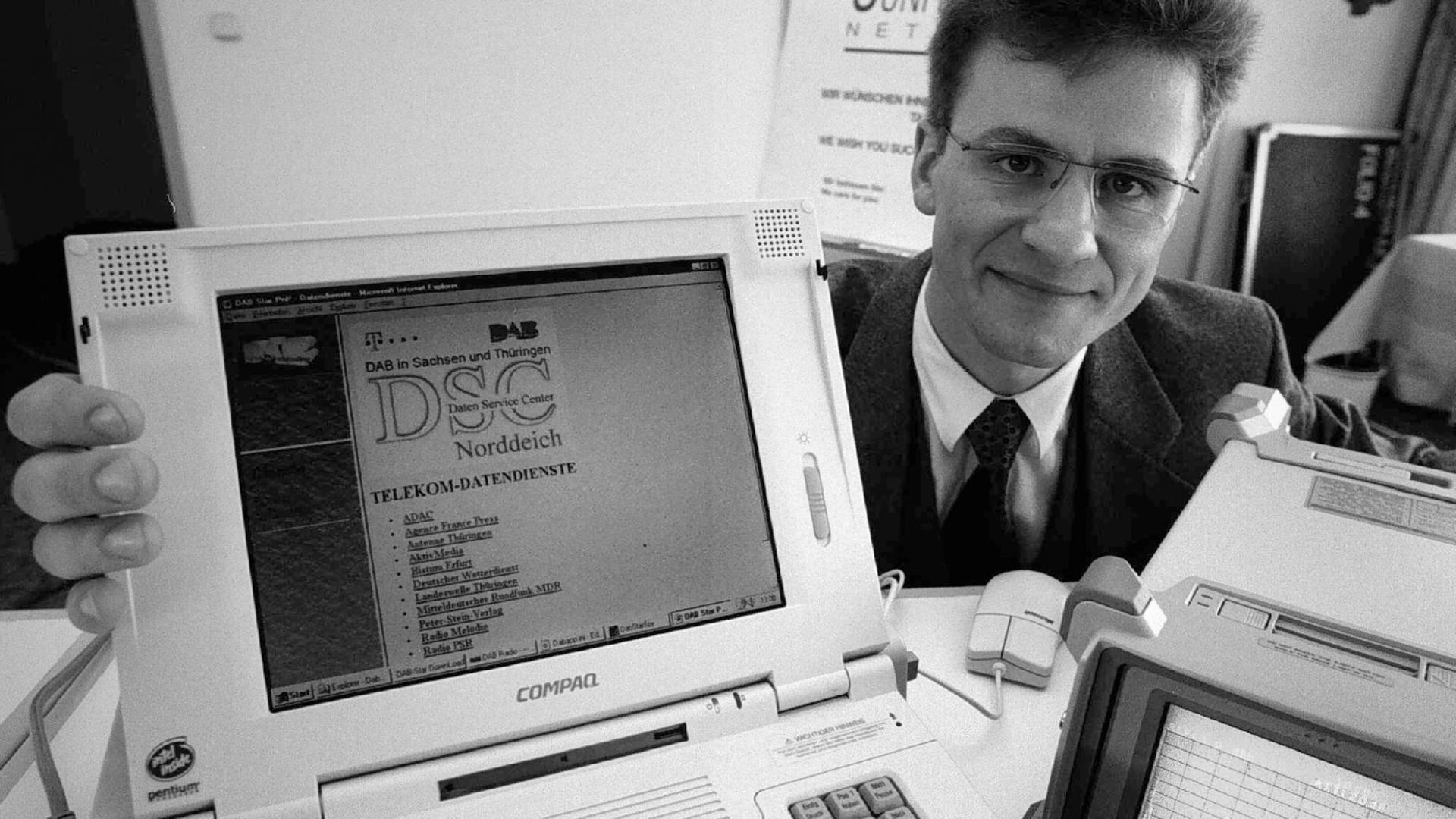 Das digitale Radio von morgen ist am Mittwoch (23.04.97) in Jena vorgestellt worden. Projektleiter Olaf Stepputat demonstriert am Computer die Mäglichkeiten der sogenannten DAB-Technik (Digital Audio Broadcasting). In einem europaweit ersten Kabelpilotprojekt sind in der Saalestadt 15 000 Haushalte an den digitalen Hörfunk angeschlossen worden. Das digitale Radio von morgen ist am Mittwoch (23.04.97) in Jena vorgestellt worden. Projektleiter Olaf Stepputat demonstriert am Computer die Mäglichkeiten der sogenannten DAB-Technik (Digital Audio Broadcasting). In einem europaweit ersten Kabelpilotprojekt sind in der Saalestadt 15 000 Haushalte an den digitalen Hörfunk angeschlossen worden.