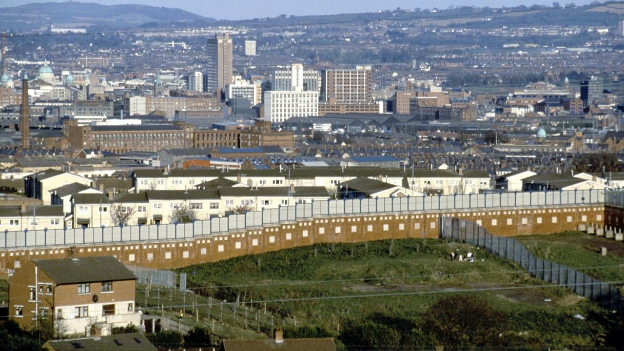 Die Peace Line trennt das katholische und protestantische West-Belfast, aufgenommen 1998. Die Peace Line trennt das katholische und protestantische West-Belfast, aufgenommen 1998.