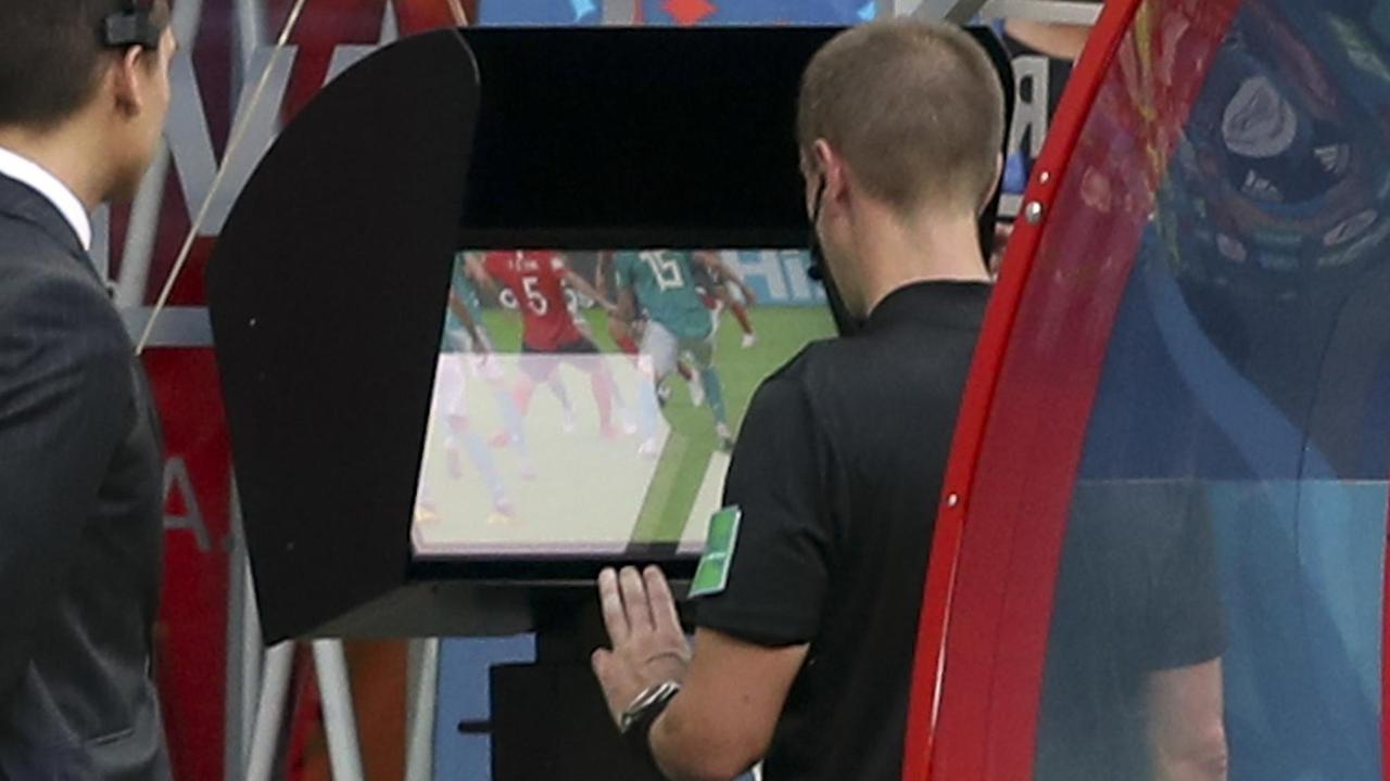 Schiedsrichter Mark Geiger schaut sich den Videobeweis auf einem Bildschirm an.