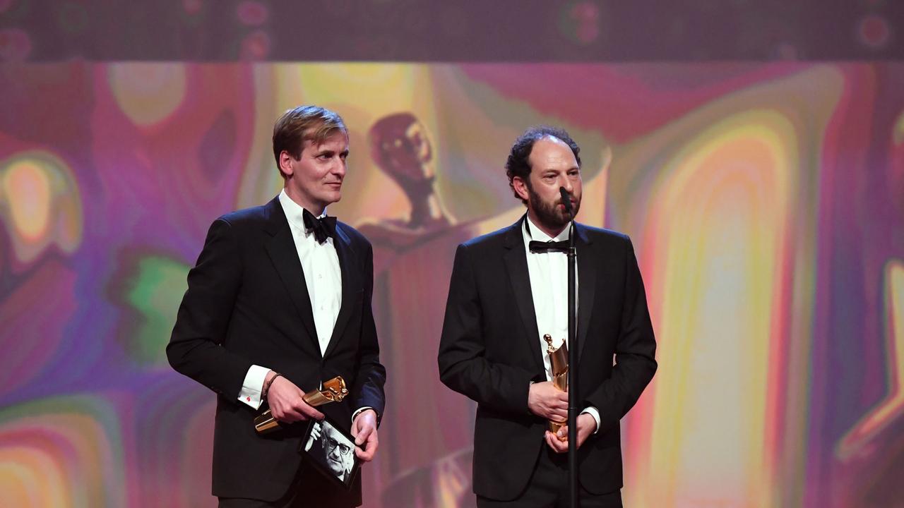 Ausgezeichnet mit dem Preis für das beste Drehbuch: Lars Kraume (l.) und Olivier Guez erhalten den Deutschen Filmpreises, Lola, 2016 für "Der Staat gegen Fritz Bauer". Ausgezeichnet mit dem Preis für das beste Drehbuch: Lars Kraume (l.) und Olivier Guez erhalten den Deutschen Filmpreises, Lola, 2016 für "Der Staat gegen Fritz Bauer".