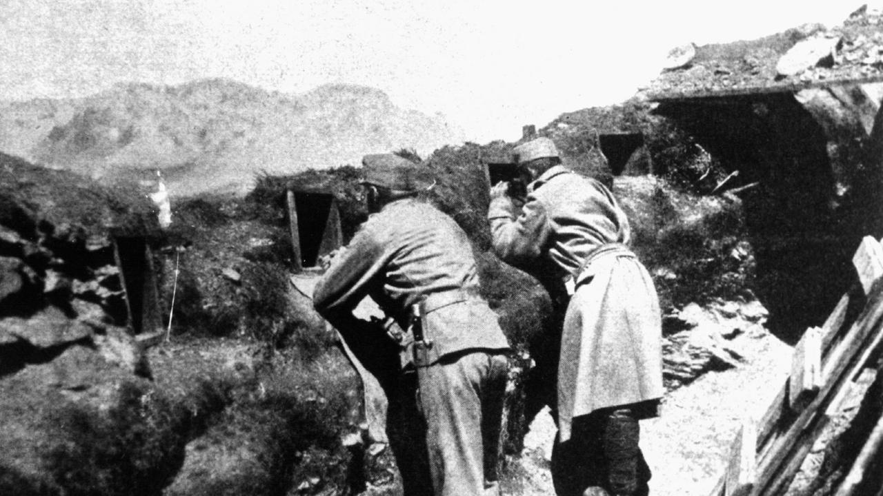 Österreichisch-ungarische Soldaten in einem Schützengraben in Südtirol 1914. Ausgelöst durch die tödlichen Schüße auf den österreichischen Thronfolger Franz Ferdinand durch serbische Nationalisten am 28. Juni 1914 in Sarajevo brach im August 1914 der große Krieg (später als 1. Weltkrieg bezeichnet) aus. Es kämpften die Mittelmächte, bestehend aus Deutschland, Österreich-Ungarn sowie später auch das Osmanische Reich (Türkei) und Bulgarien gegen die Tripelentente, bestehend aus Großbritannien, Frankreich und Rußland sowie zahlreichen Bündnispartnern. Die traurige Bilanz des mit der Niederlage der Mittelmächte 1918 beendeten Weltkriegs: rund 8,5 Millionen Gefallene, über 21 Millionen Verwundete und fast 8 Millionen Kriegsgefangene und Vermißte. | Österreichisch-ungarische Soldaten in einem Schützengraben in Südtirol 1914. Ausgelöst durch die tödlichen Schüße auf den österreichischen Thronfolger Franz Ferdinand durch serbische Nationalisten am 28. Juni 1914 in Sarajevo brach im August 1914 der große Krieg (später als 1. Weltkrieg bezeichnet) aus. Es kämpften die Mittelmächte, bestehend aus Deutschland, Österreich-Ungarn sowie später auch das Osmanische Reich (Türkei) und Bulgarien gegen die Tripelentente, bestehend aus Großbritannien, Frankreich und Rußland sowie zahlreichen Bündnispartnern. Die traurige Bilanz des mit der Niederlage der Mittelmächte 1918 beendeten Weltkriegs: rund 8,5 Millionen Gefallene, über 21 Millionen Verwundete und fast 8 Millionen Kriegsgefangene und Vermißte. |