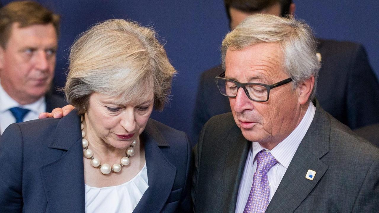 Britain's Prime Minister Theresa May (L) and European Commission President Jean-Claude Juncker (R) during a family picture during the European Summit in Brussels, Belgium, 20 October 2016. EU Leaders met for a two-day summit to discuss migration, trade and Russia, including its role in Syria.