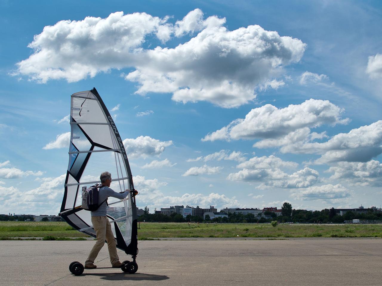Ein Windsurfer auf einem Board ist am 16.05.2014 auf dem Tempelhofer Feld in Berlin unterwegs. Ein Windsurfer auf einem Board ist am 16.05.2014 auf dem Tempelhofer Feld in Berlin unterwegs.