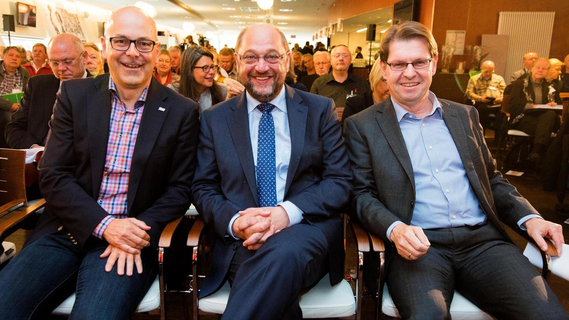 Schleswig-Holsteins Ministerpräsident Torsten Albig (l-r, alle SPD), Martin Schulz und der SPD-Landeschef und Bundes-Vize Ralf Stegner. Schleswig-Holsteins Ministerpräsident Torsten Albig (l-r, alle SPD), Martin Schulz und der SPD-Landeschef und Bundes-Vize Ralf Stegner.