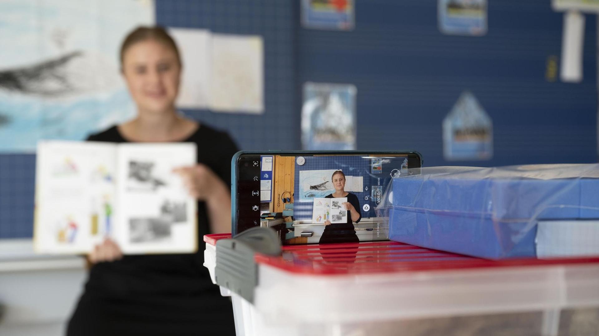 Eine Lehrerin der Primarschule (1./2. Klasse) Wileroltigen filmt ihren Schulinhalt, den sie anschliessend digital an ihre Klasse als Fernunterricht digital verschickt. Eine Lehrerin der Primarschule (1./2. Klasse) Wileroltigen filmt ihren Schulinhalt, den sie anschliessend digital an ihre Klasse als Fernunterricht digital verschickt.