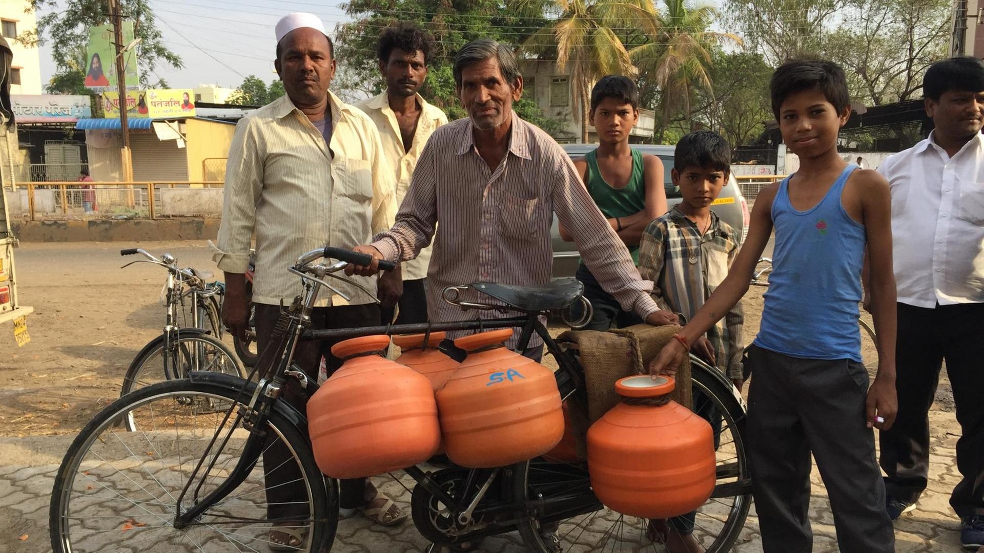 200 Liter Wasser in zehn Tagen erhält jede Familie im Dürre-Katastrophengebiet in der Region Marathwada. 200 Liter Wasser in zehn Tagen erhält jede Familie im Dürre-Katastrophengebiet in der Region Marathwada.