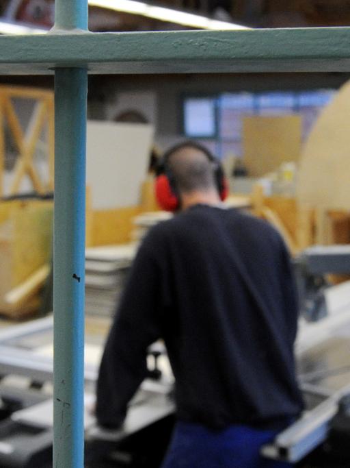 Ein Auszubildender arbeitet am 22.01.2014 in der Tischlerei der Justizvollzugsanstalt in Neumünster (Schleswig-Holstein).
