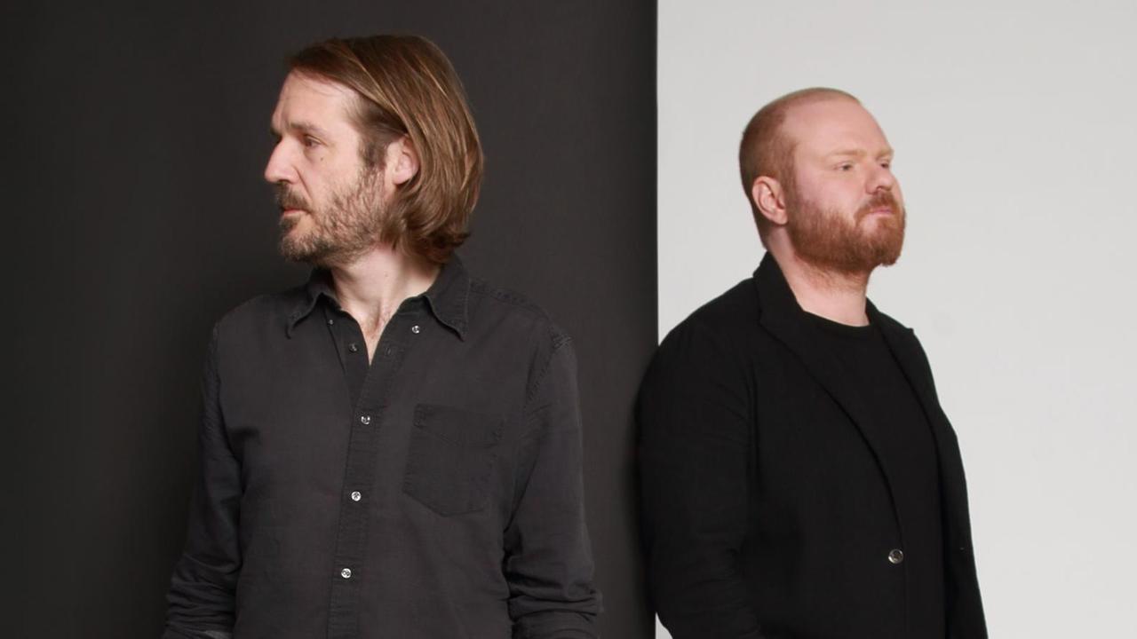 Porträt von Gisbert zu Knyphausen und Kai Schumacher vor einem schwarzweißen Hintergrund. Porträt von Gisbert zu Knyphausen und Kai Schumacher vor einem schwarzweißen Hintergrund.
