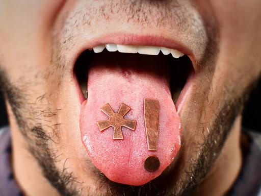 Die Formen eines Gendersternchens und eines Ausrufezeichens liegen auf der Zunge eines Mannes.