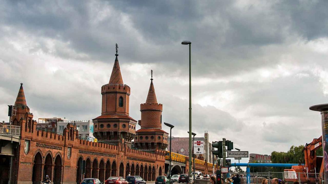 Berliner Oberbaumbrücke von Friedrichshain aus fotografiert Berliner Oberbaumbrücke von Friedrichshain aus fotografiert