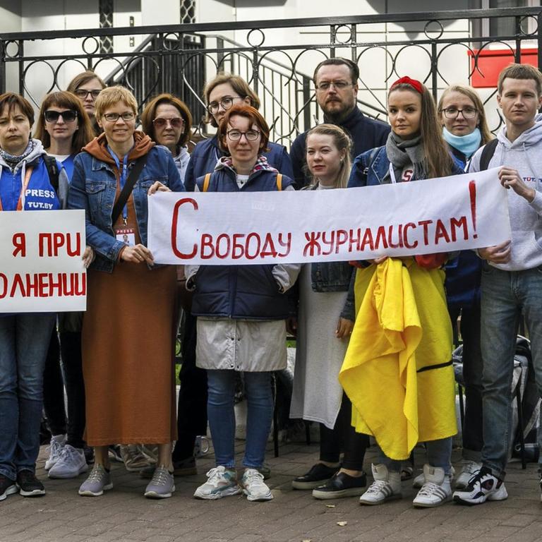 Journalisten der bearussischen Nachrichtenseite TUT.BY protestieren vor einer Polizeistation in Minsk gegen die Festnahme von Kollegen.