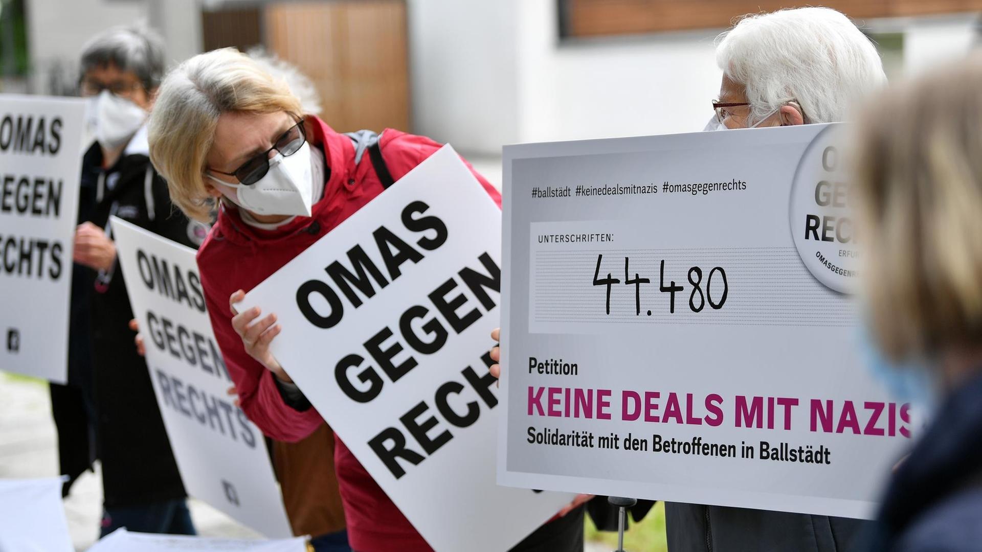 Die Zahl der Unterschriften unter einer Petition der "Omas gegen Rechts" wird vor dem Justizministerium präsentiert, wo die Unterschriftensammlung übergeben wird. Die Zahl der Unterschriften unter einer Petition der "Omas gegen Rechts" wird vor dem Justizministerium präsentiert, wo die Unterschriftensammlung übergeben wird.