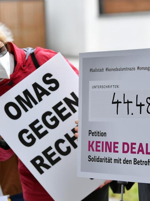 Die Zahl der Unterschriften unter einer Petition der "Omas gegen Rechts" wird vor dem Justizministerium präsentiert, wo die Unterschriftensammlung übergeben wird.