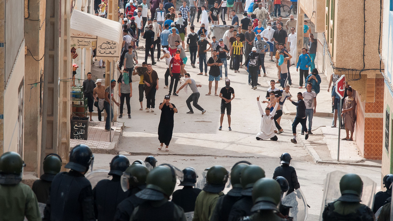 Bei Demonstranten in der nordmarrokanischen Provinz Al Hoceima kommt es immer wieder zu Ausschreitungen mit Polizisten Bei Demonstranten in der nordmarrokanischen Provinz Al Hoceima kommt es immer wieder zu Ausschreitungen mit Polizisten
