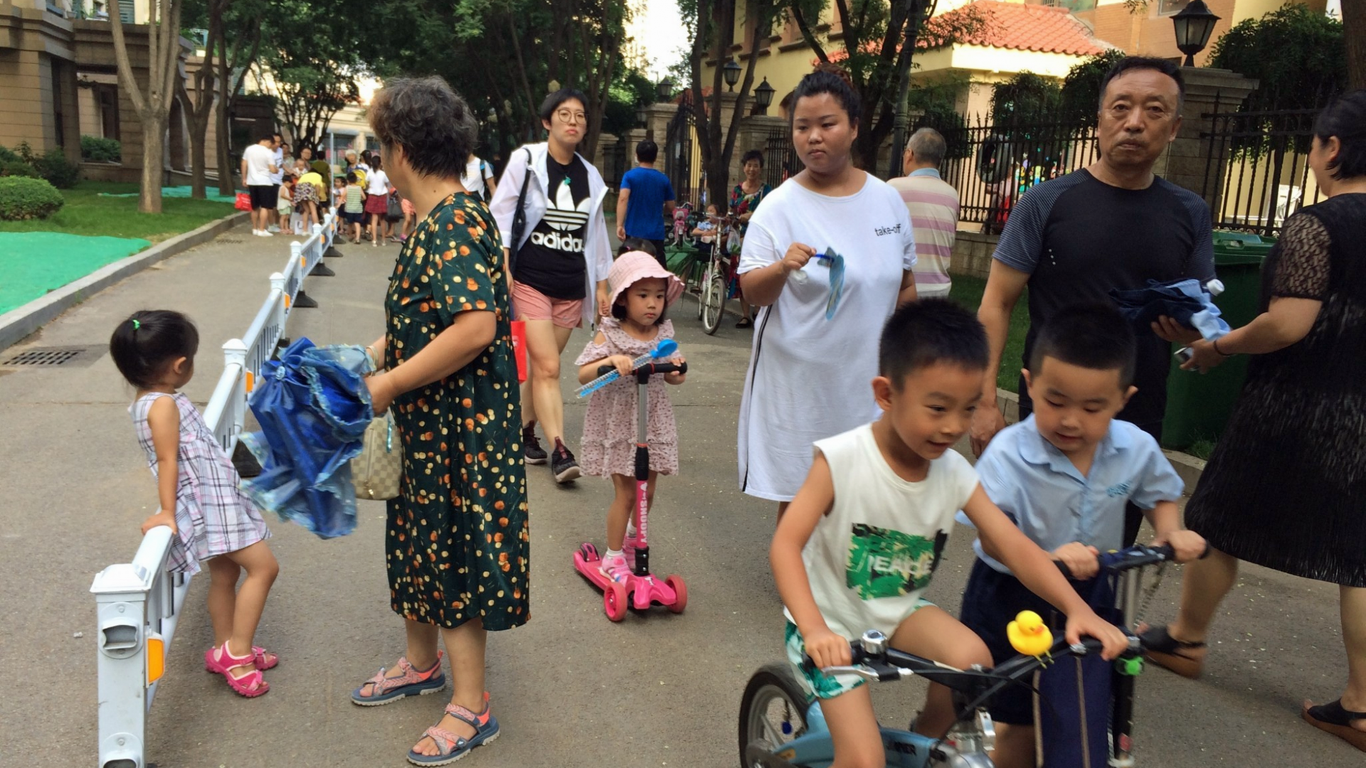 Eltern und Großeltern holen Kinder aus einem Kindergarten in in Shenyang im Nordosten Chinas ab Eltern und Großeltern holen Kinder aus einem Kindergarten in in Shenyang im Nordosten Chinas ab