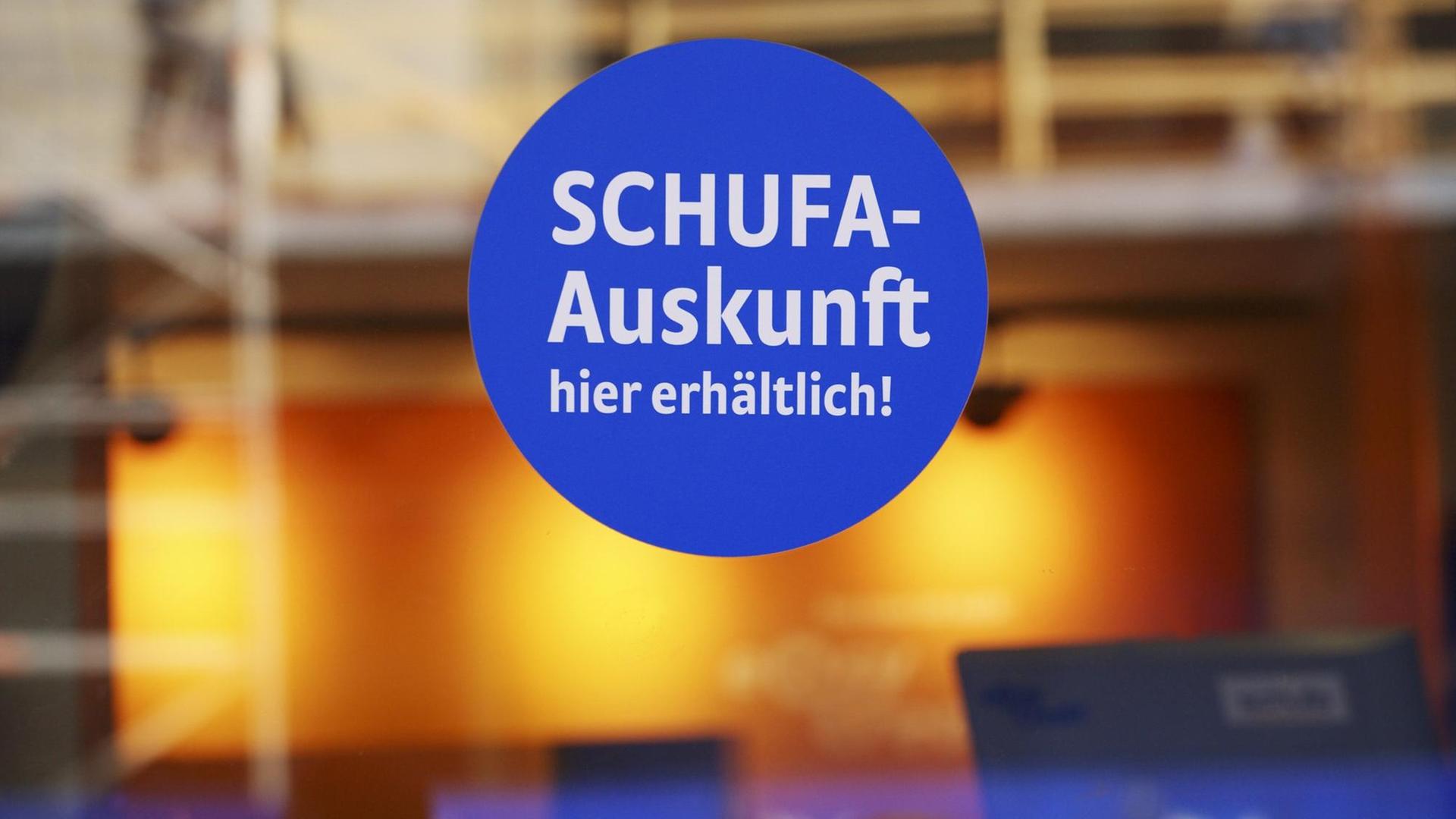 "Schufa-Auskunft hier erhältlich", steht an der Scheibe eines Kreditinstitutes, das Kleinkredite an Privatkunden vergibt. "Schufa-Auskunft hier erhältlich", steht an der Scheibe eines Kreditinstitutes, das Kleinkredite an Privatkunden vergibt.