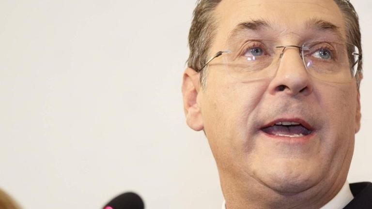 Der österreichische Vizekanzler Heinz Christian Strache erklärt am 18.5.2019 vor der Presse seinen Rücktritt. In Österreich stehen nun Neuwahlen bevor. Der österreichische Vizekanzler Heinz Christian Strache erklärt am 18.5.2019 vor der Presse seinen Rücktritt. In Österreich stehen nun Neuwahlen bevor.