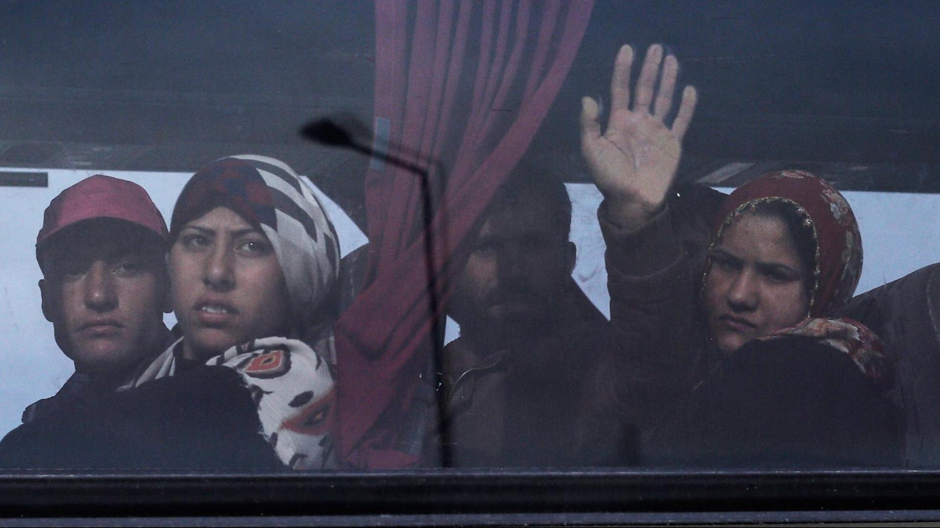 Flüchtlinge sitzen am 24.05.2016 in einem Bus in der Nähe von Idomeni (Griechenland). Flüchtlinge sitzen am 24.05.2016 in einem Bus in der Nähe von Idomeni (Griechenland).