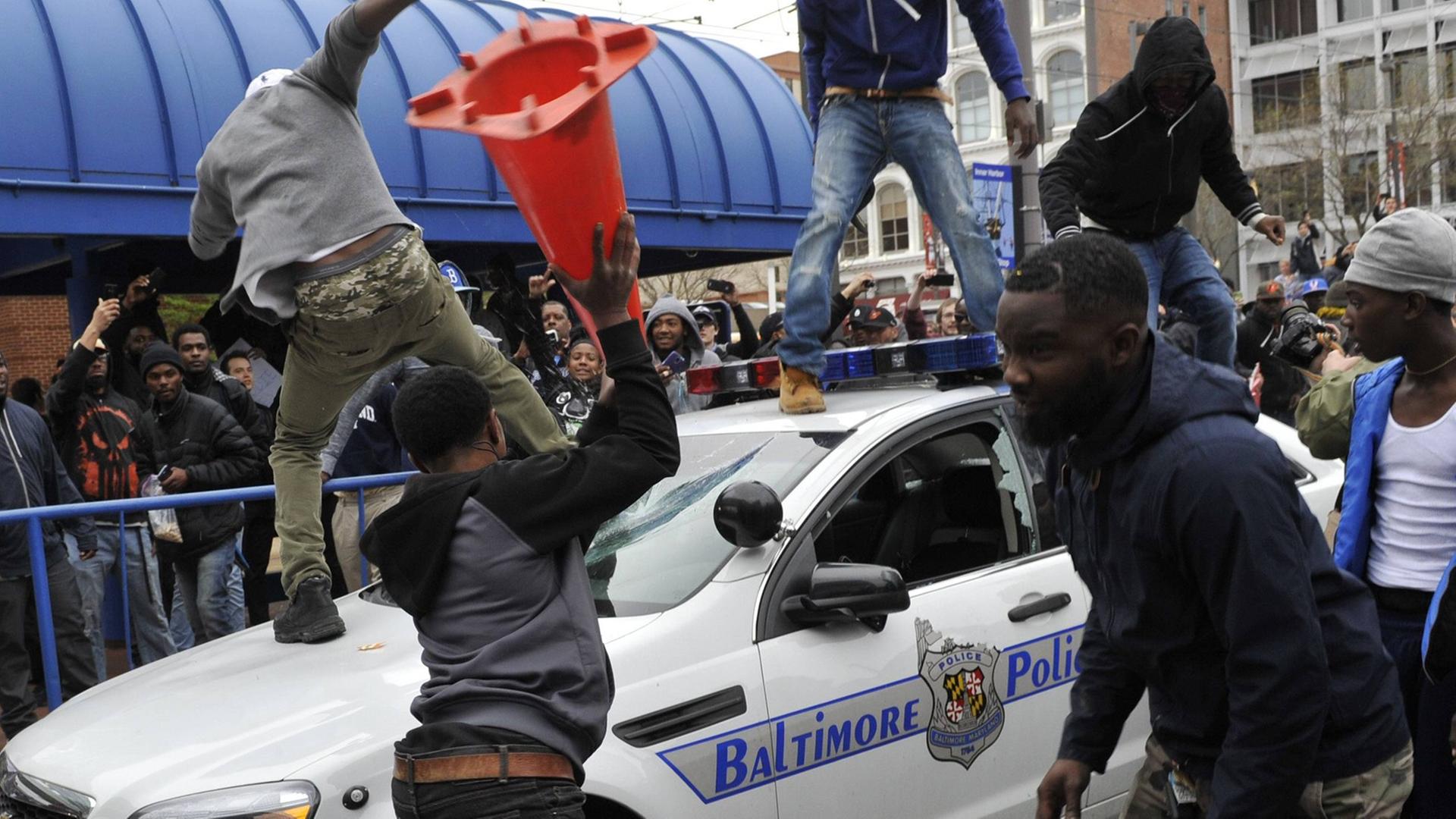 Jugendliche in Baltimore attackieren am 25. April 2015 einen Polizeiwagen.