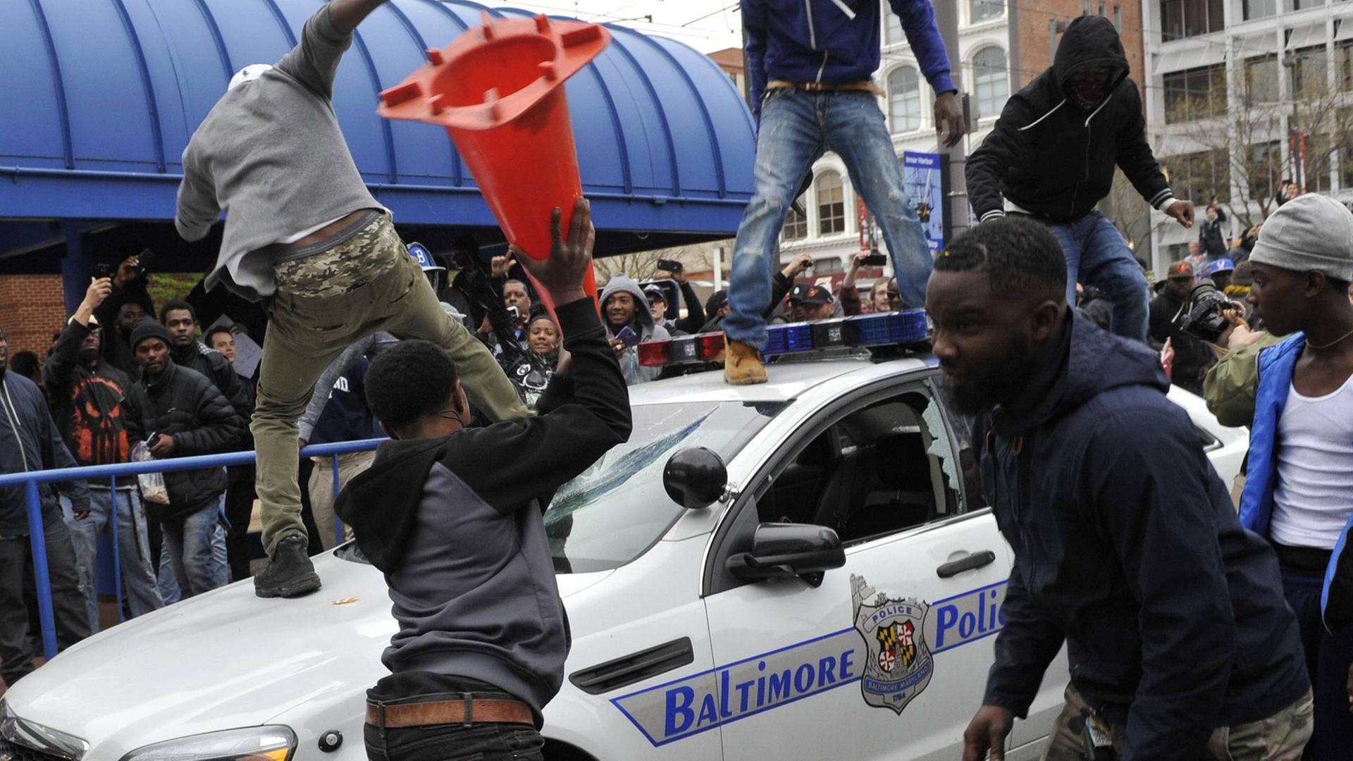 Jugendliche in Baltimore attackieren am 25. April 2015 einen Polizeiwagen. Jugendliche in Baltimore attackieren am 25. April 2015 einen Polizeiwagen.