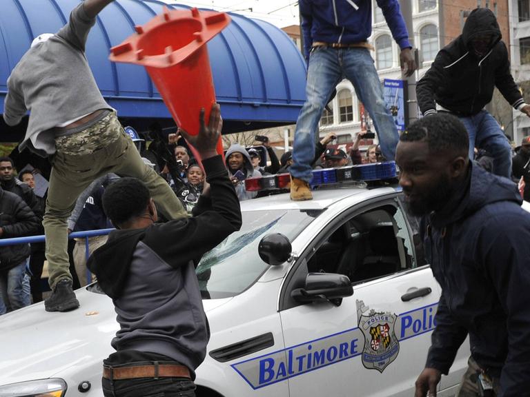 Jugendliche in Baltimore attackieren am 25. April 2015 einen Polizeiwagen.