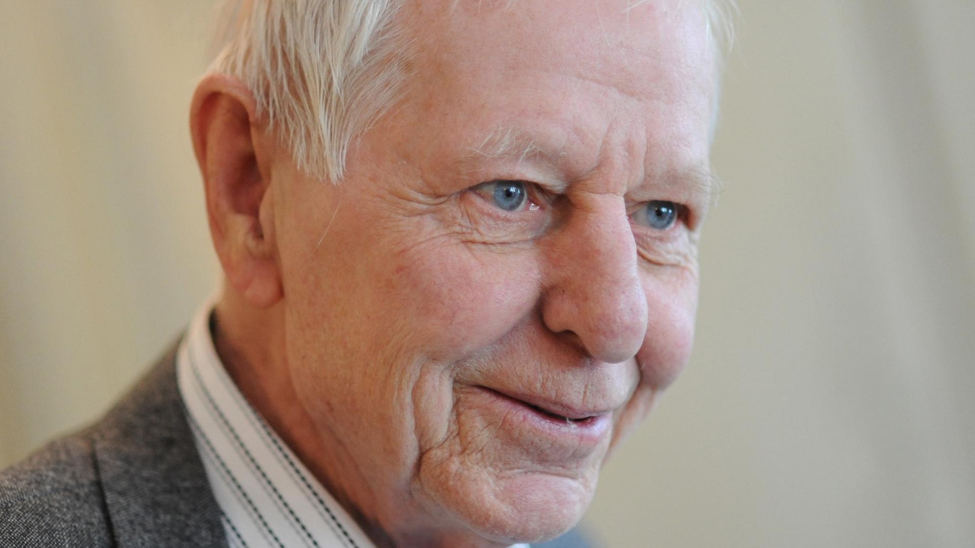 Hans Magnus Enzensberger, Portrait, lächelnd von der Seite Hans Magnus Enzensberger, Portrait, lächelnd von der Seite