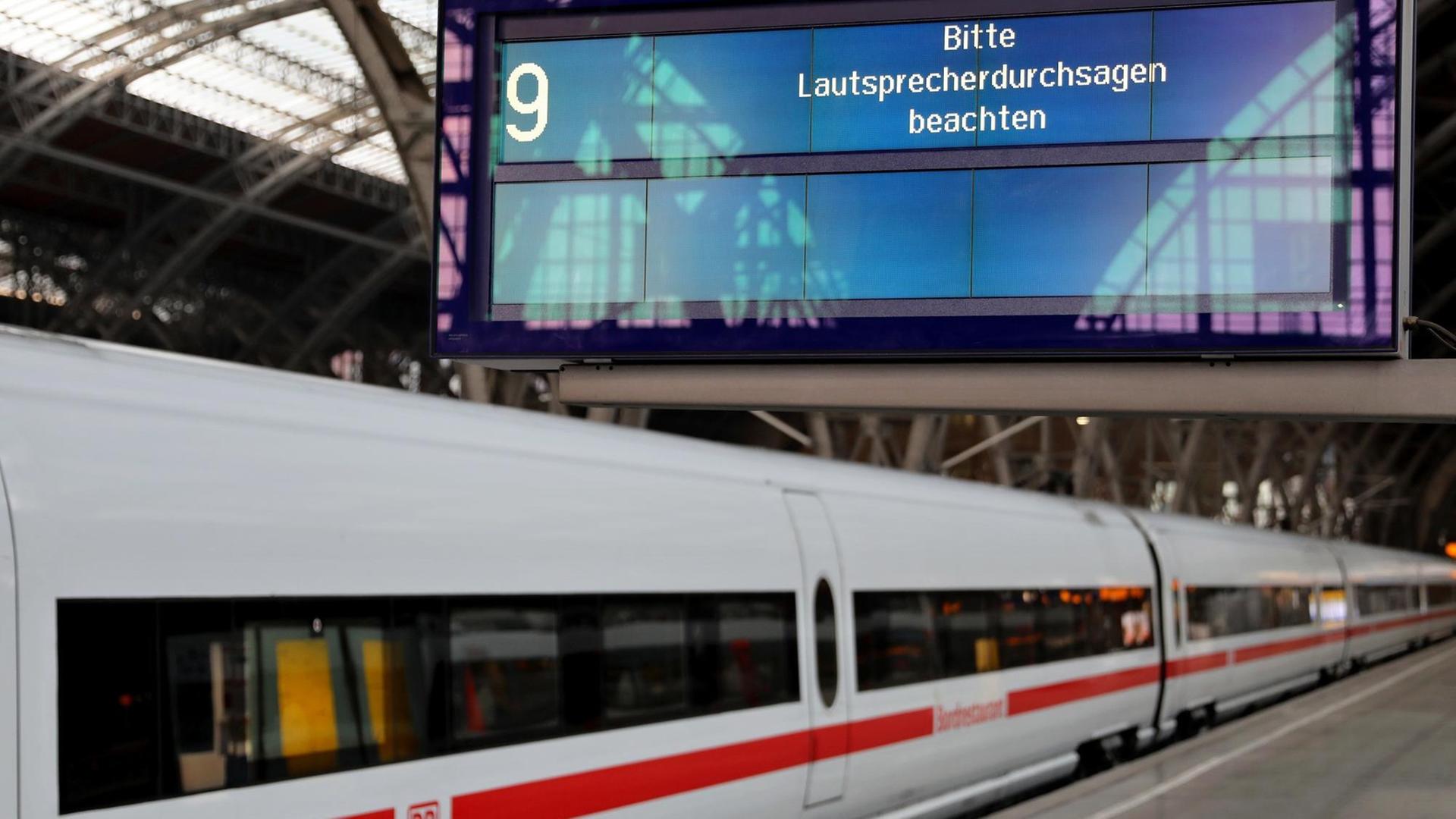 Eine elektronische Anzeigentafel der Bahn im Hauptbahnhof Leipzig (Sachsen) zeigt am 13.05.2017 lediglich den Schriftzug «Bitte Lautsprecherdurchsagen beachten». Die weltweite Welle von Cyber-Attacken hat auch die Deutsche Bahn getroffen. An den Bahnhöfen gibt es derzeit noch technische Störungen an den digitalen Anzeigentafeln. Seit Freitag waren weltweit zehntausende Computer von einer großangelegten Attacke mit sogenannten Erpressungstrojanern betroffen. Die Schadsoftware verschlüsselt die Rechner und fordert Lösegeld, um sie wieder freizugeben. Foto: /dpa-Zentralbild/dpa | Verwendung weltweit Eine elektronische Anzeigentafel der Bahn im Hauptbahnhof Leipzig (Sachsen) zeigt am 13.05.2017 lediglich den Schriftzug «Bitte Lautsprecherdurchsagen beachten». Die weltweite Welle von Cyber-Attacken hat auch die Deutsche Bahn getroffen. An den Bahnhöfen gibt es derzeit noch technische Störungen an den digitalen Anzeigentafeln. Seit Freitag waren weltweit zehntausende Computer von einer großangelegten Attacke mit sogenannten Erpressungstrojanern betroffen. Die Schadsoftware verschlüsselt die Rechner und fordert Lösegeld, um sie wieder freizugeben. Foto: /dpa-Zentralbild/dpa | Verwendung weltweit