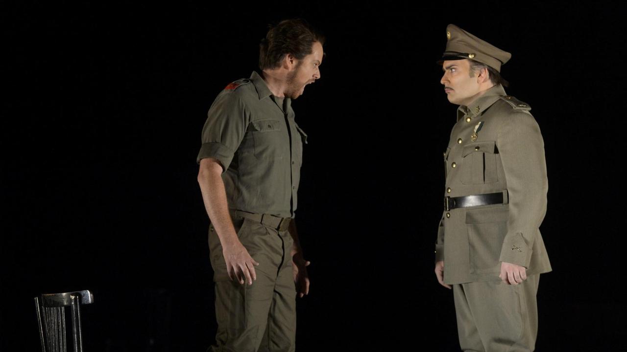 Simon Stricker als Morales und Sebastian Campione als Zuniga in Candice Edmunds‘ Inszenierung von Carmen an der Wuppertaler Oper