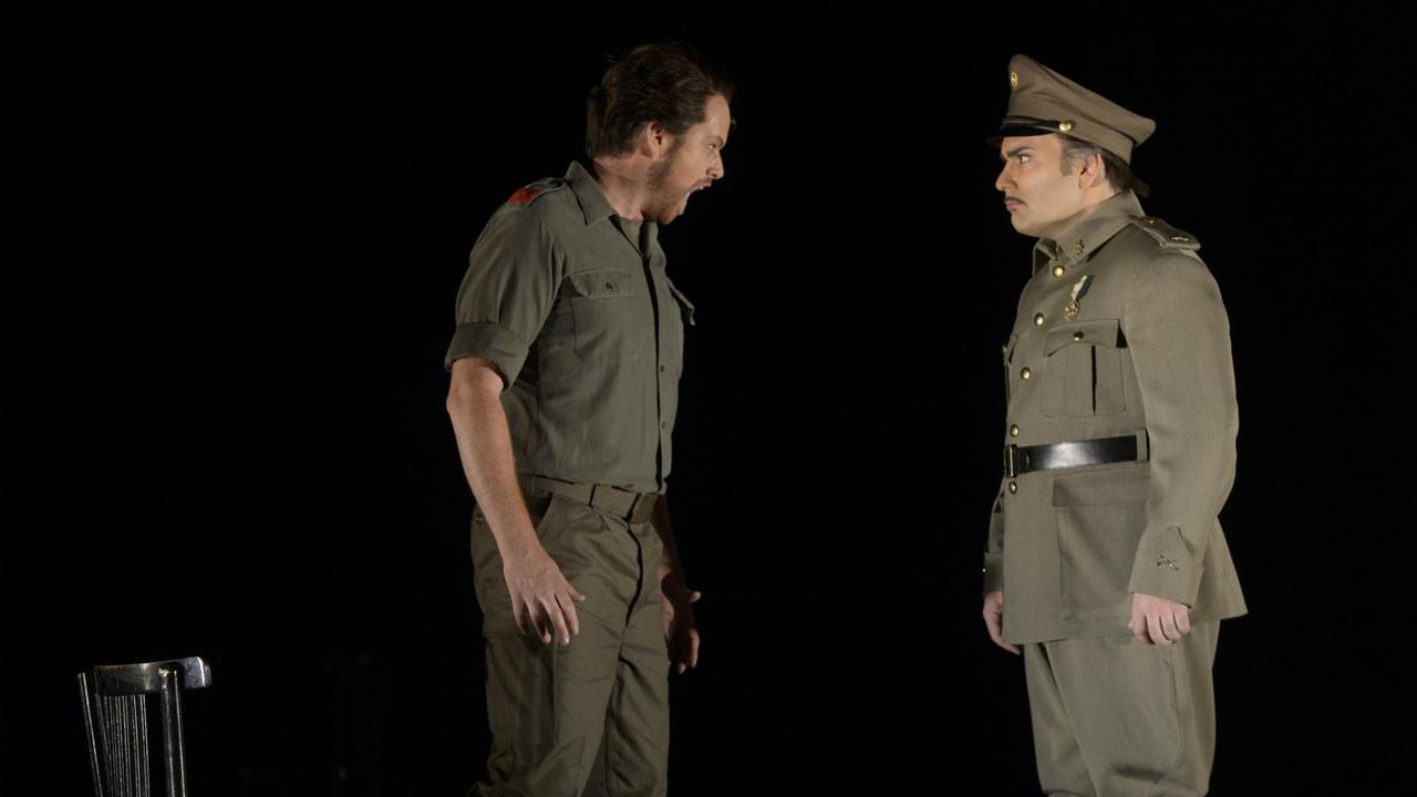 Simon Stricker als Morales und Sebastian Campione als Zuniga in Candice Edmunds‘ Inszenierung von Carmen an der Wuppertaler Oper Simon Stricker als Morales und Sebastian Campione als Zuniga in Candice Edmunds‘ Inszenierung von Carmen an der Wuppertaler Oper