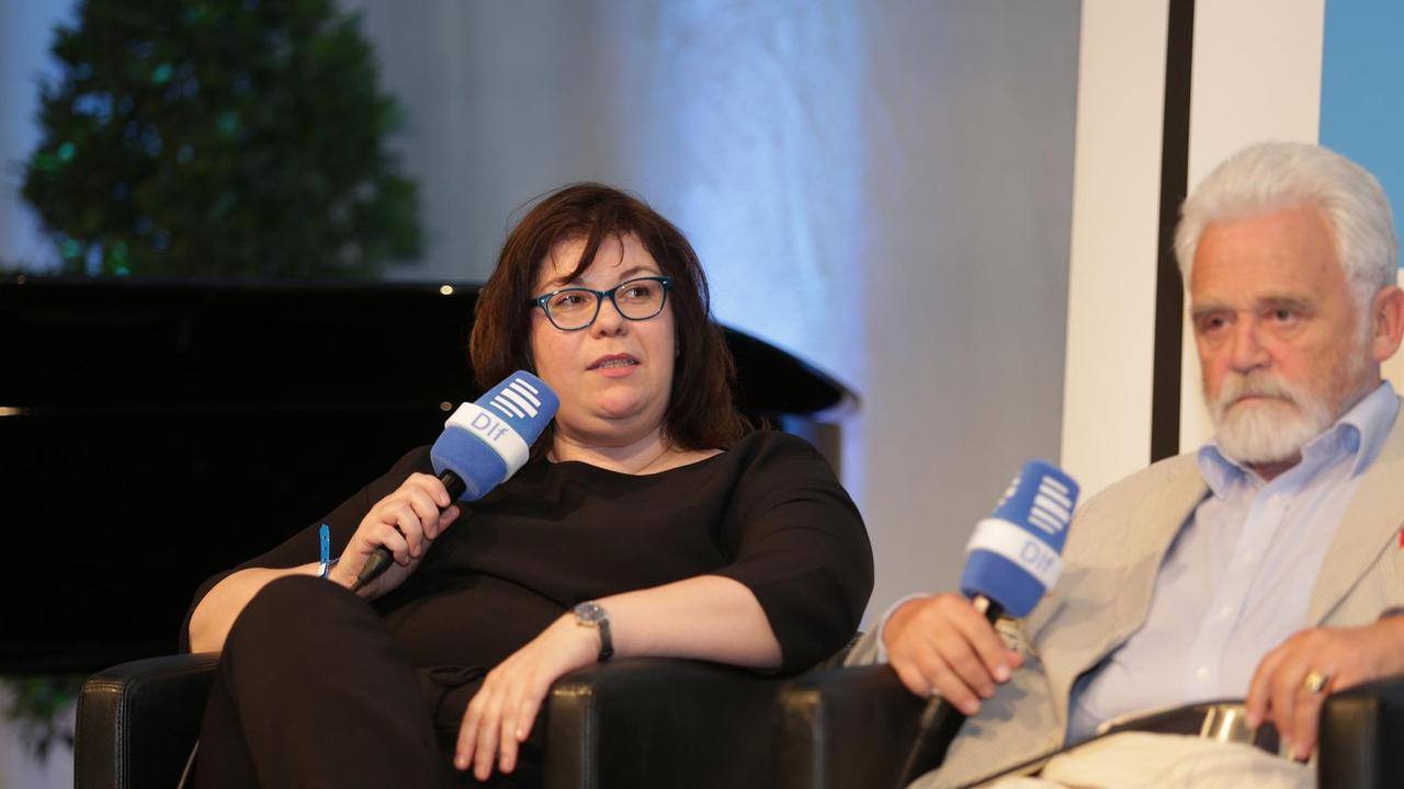 Ebru Taşdemir und Willi Steul diskutieren beim 3. Kölner Forum für Journalismuskritik Ebru Taşdemir und Willi Steul diskutieren beim 3. Kölner Forum für Journalismuskritik