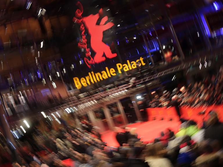 Filmfans stehen am 5.2.2015 in Berlin vor dem Berlinale Palast