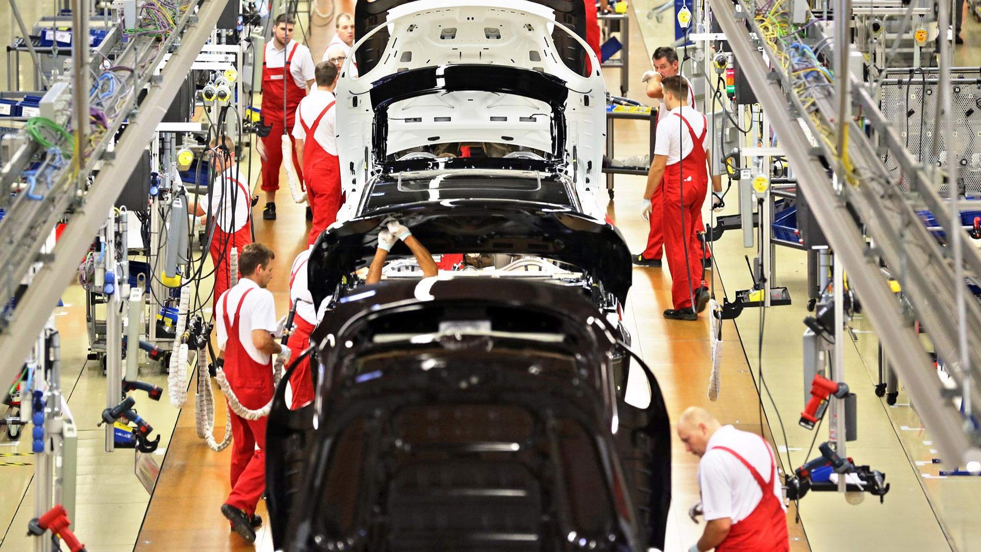 Mitarbeiter von Porsche bei der Montage im Werk in Leipzig. Mitarbeiter von Porsche bei der Montage im Werk in Leipzig.