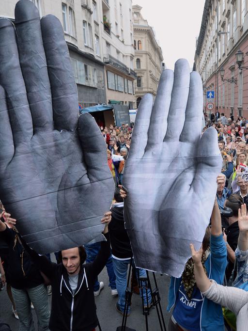 Demonstranten in Budapest machen "Stopp"-Zeichen mit ihren Händen, um gegen den Umgang der Regierung mit Nichtregierungsorganisationen zu protestieren.