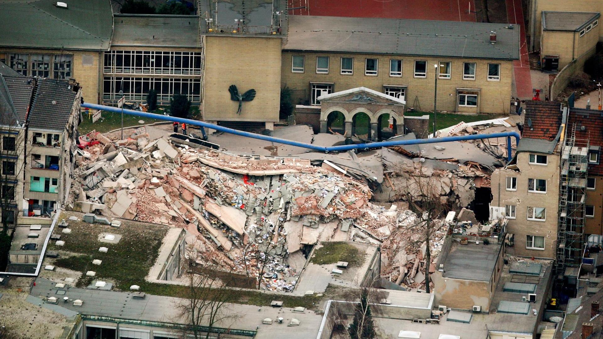 Das Foto zeigt das eingestürzte Kölner Stadtarchiv im März 2009. Das Foto zeigt das eingestürzte Kölner Stadtarchiv im März 2009.
