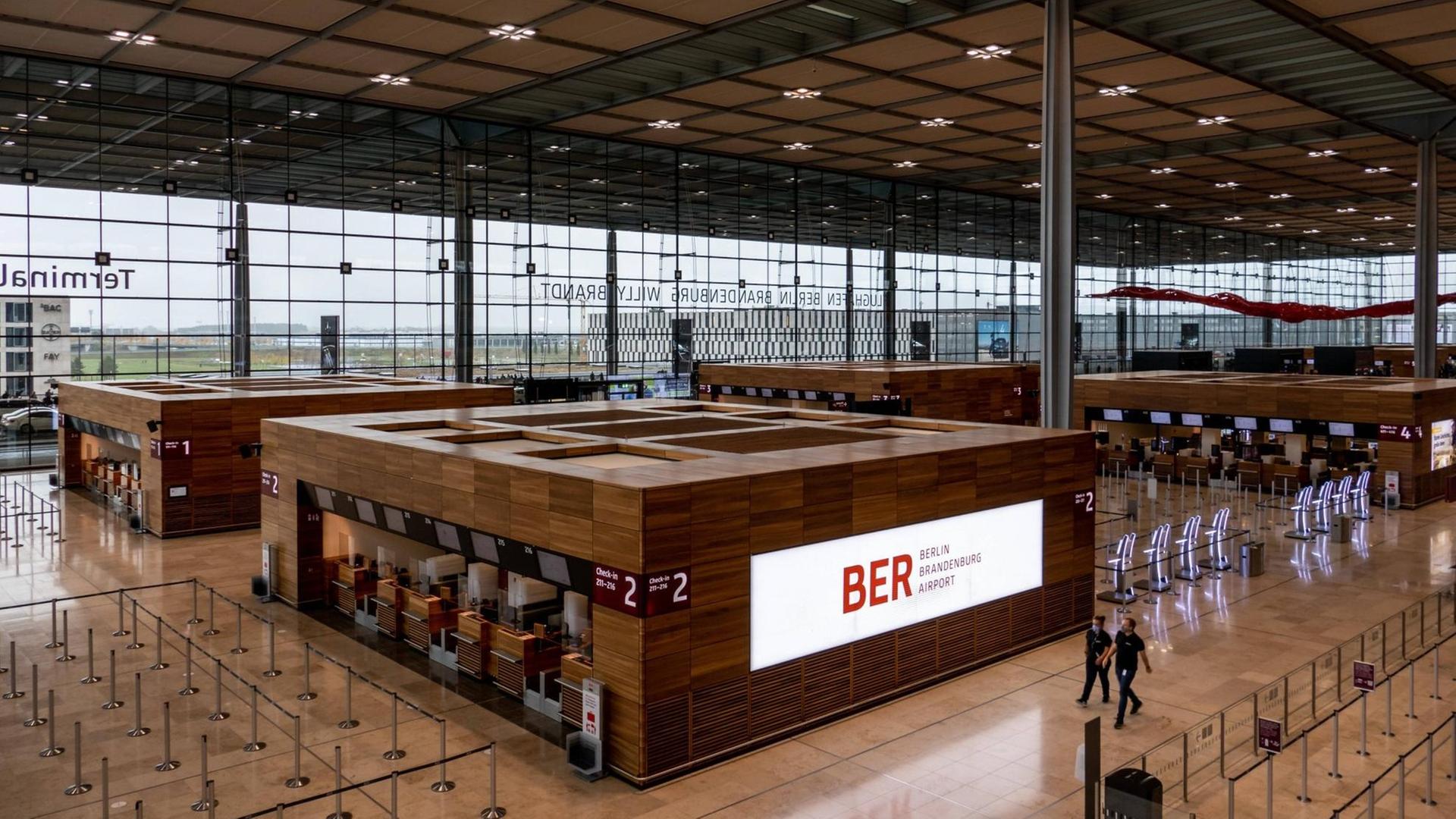 Blick in den Flughafen BER Berlin Brandenburg Willy Brandt am Tag der Eröffnung Blick in den Flughafen BER Berlin Brandenburg Willy Brandt am Tag der Eröffnung