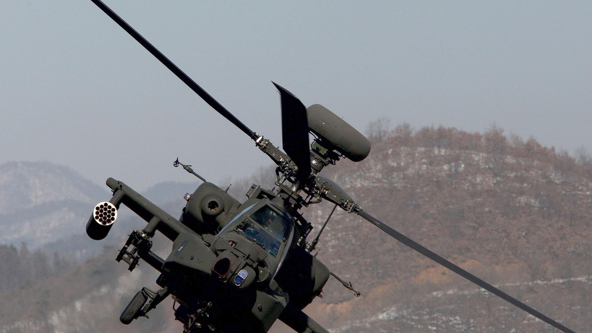 Ein US-Kampfhubschrauber vom Typ Apache AH-64 Ein US-Kampfhubschrauber vom Typ Apache AH-64