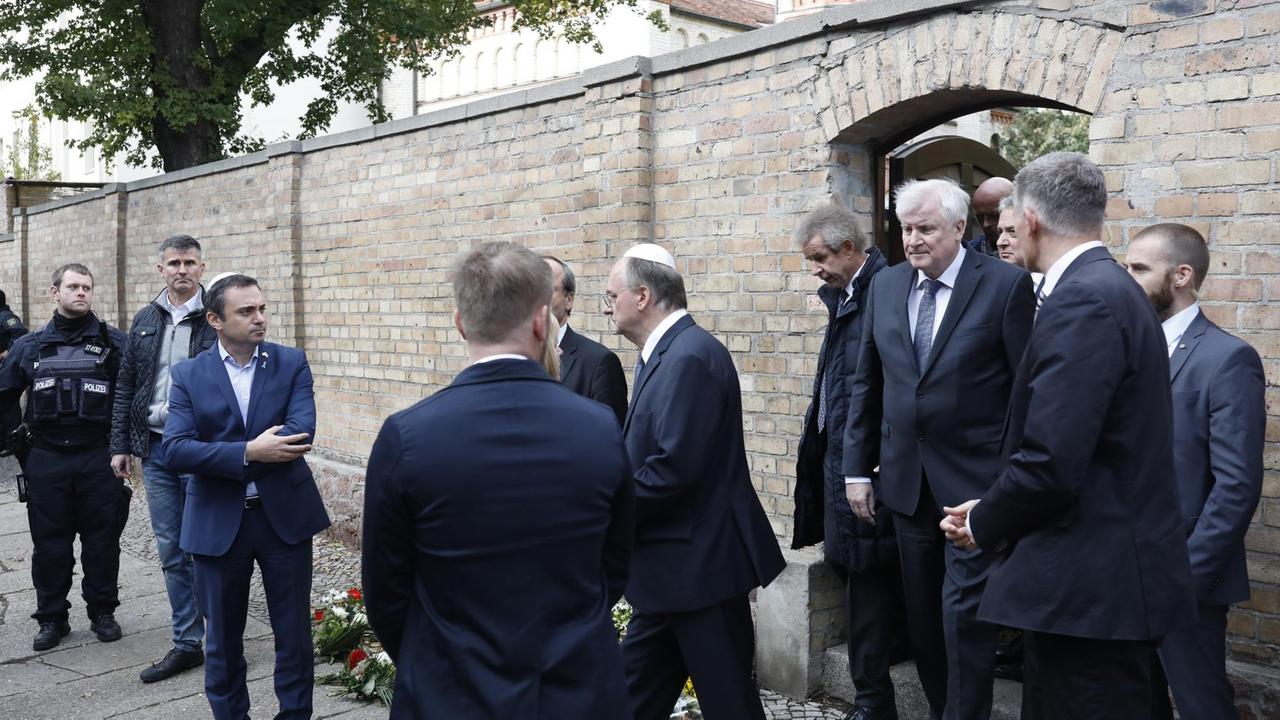 Bundesinnenminister Horst Seehofer nach dem Besuch der Synagoge in Halle, einen Tag nachdem dort in der Nähe zwei Menschen bei einem antisemitischen Anschlag erschossen worden waren Bundesinnenminister Horst Seehofer nach dem Besuch der Synagoge in Halle, einen Tag nachdem dort in der Nähe zwei Menschen bei einem antisemitischen Anschlag erschossen worden waren