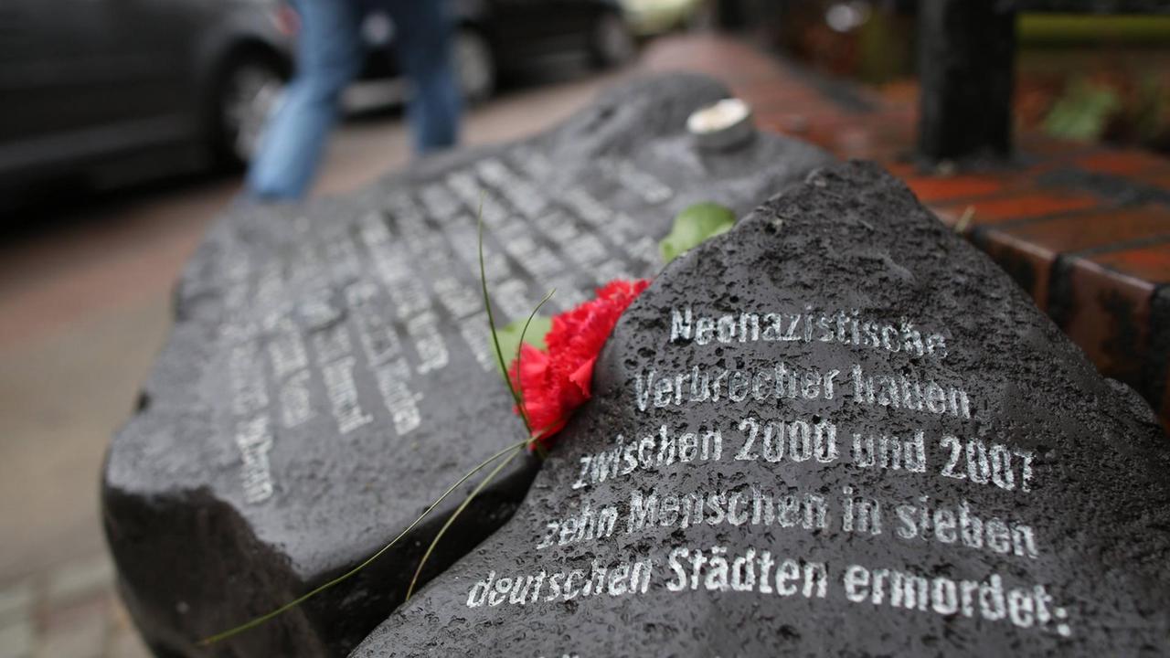 Ein Mahnmal erinnert in der Schützenstraße in Hamburg an die Opfer der NSU. Ein Mahnmal erinnert in der Schützenstraße in Hamburg an die Opfer der NSU.