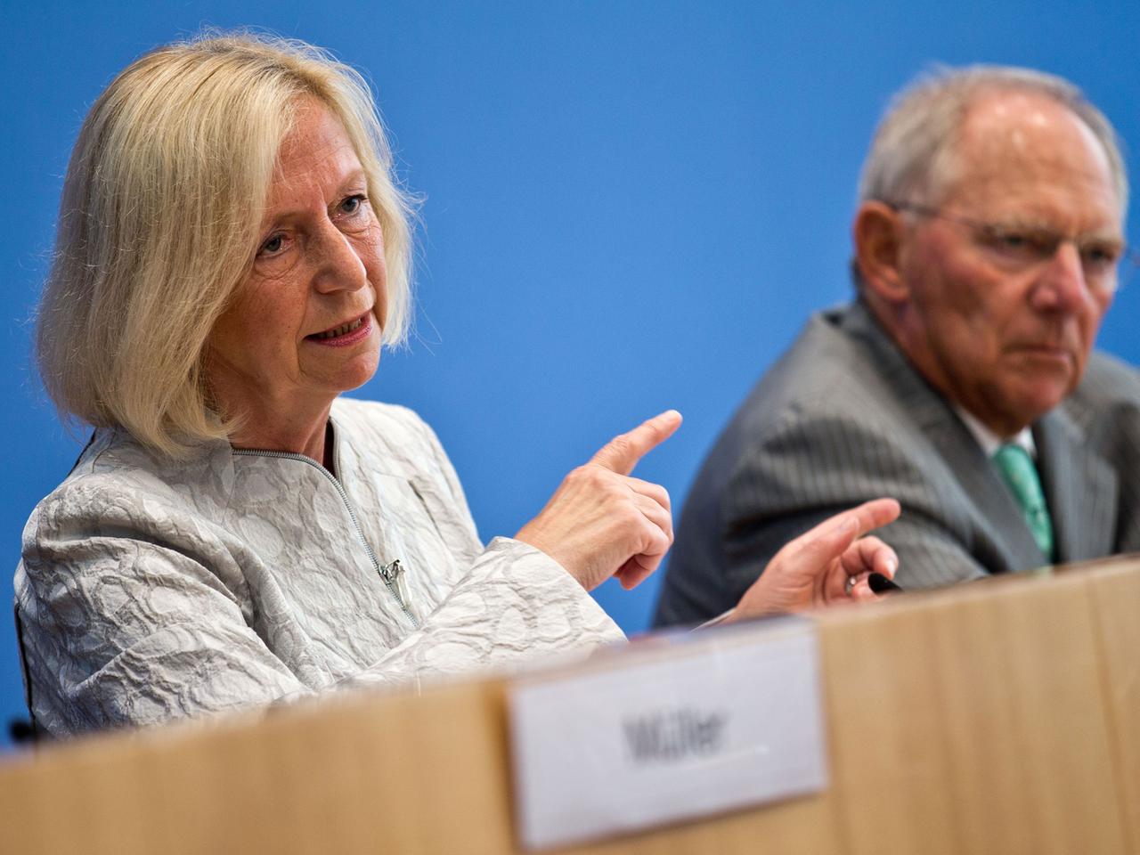 Bundesbildungsministerin Johanna Wanka (CDU) spricht neben Bundesfinanzminister Wolfgang Schäuble (CDU) während einer Pressekonferenz. Im Rahmen der Einigung zur Bildungsfinanzierung soll künftig das Bafög komplett vom Bund übernommen werden.