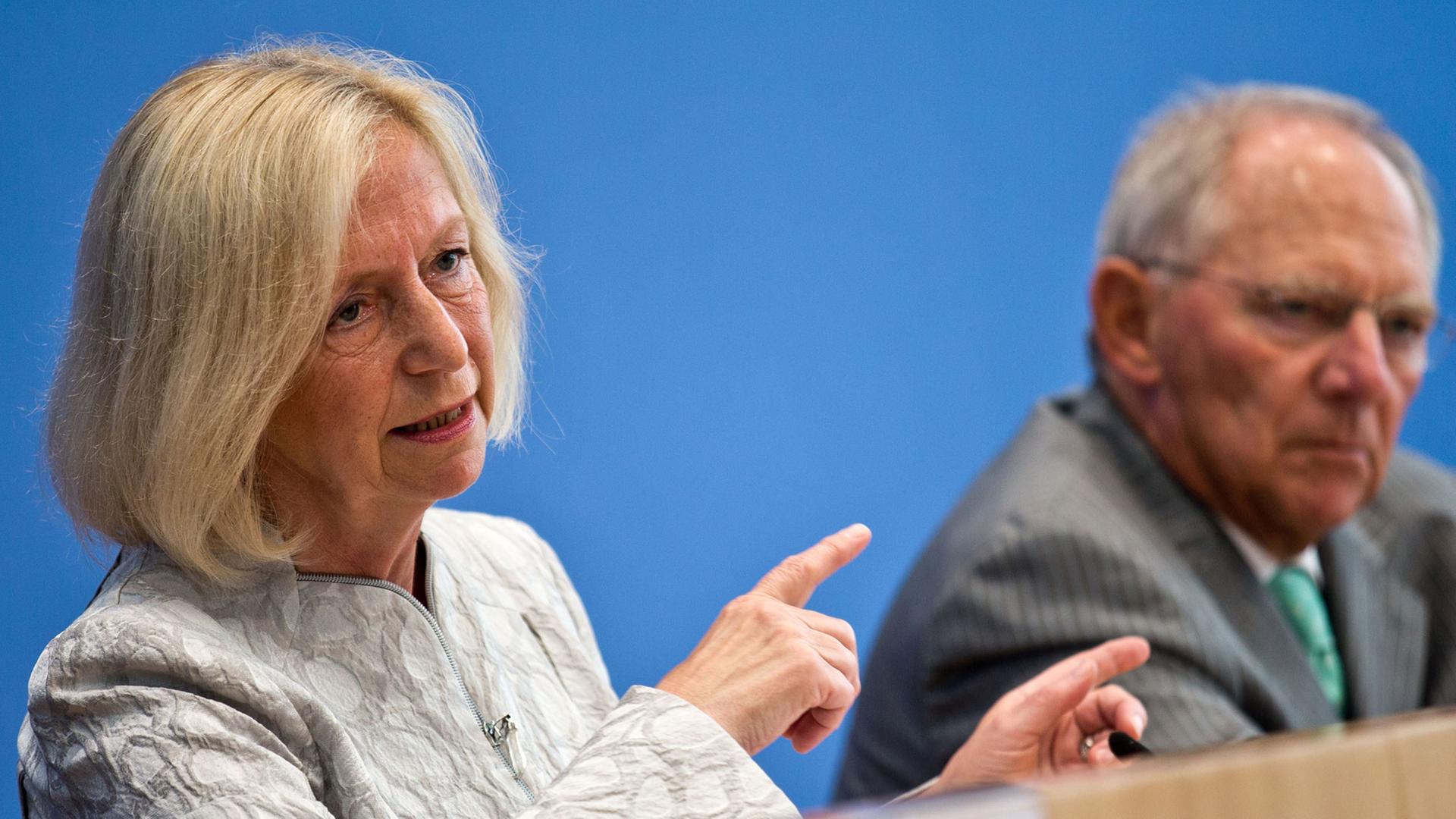 Bundesbildungsministerin Johanna Wanka (CDU) spricht neben Bundesfinanzminister Wolfgang Schäuble (CDU) während einer Pressekonferenz. Im Rahmen der Einigung zur Bildungsfinanzierung soll künftig das Bafög komplett vom Bund übernommen werden. Bundesbildungsministerin Johanna Wanka (CDU) spricht neben Bundesfinanzminister Wolfgang Schäuble (CDU) während einer Pressekonferenz. Im Rahmen der Einigung zur Bildungsfinanzierung soll künftig das Bafög komplett vom Bund übernommen werden.