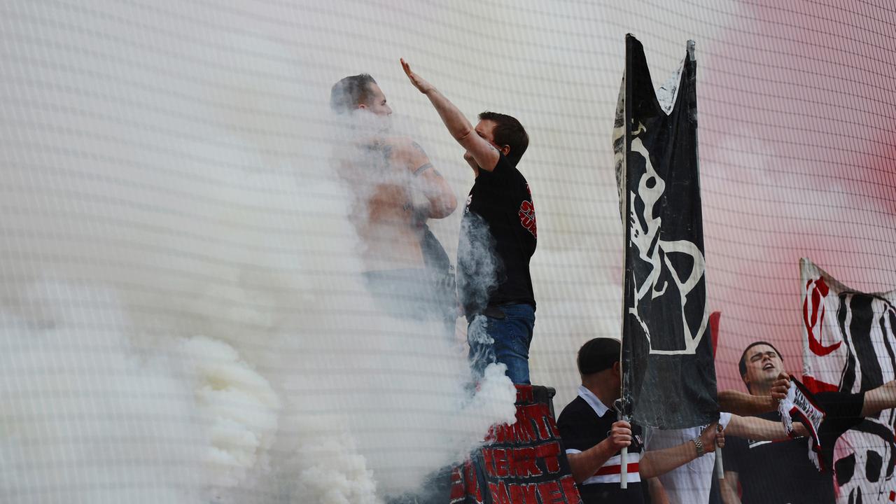 Ultra-Fans vom VfB Stuttgart bei einem Bundesligaspiel gegen Werder Bremen. Ultra-Fans vom VfB Stuttgart bei einem Bundesligaspiel gegen Werder Bremen.