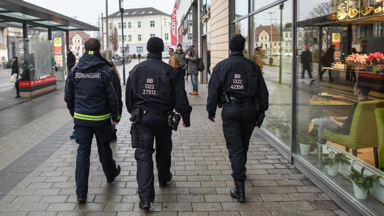 Ein Mitarbeiter des Ordnungsamtes und zwei Beamte der Bereitschaftspolizei gehen auf Streife in Cottbus. Ein Mitarbeiter des Ordnungsamtes und zwei Beamte der Bereitschaftspolizei gehen auf Streife in Cottbus.