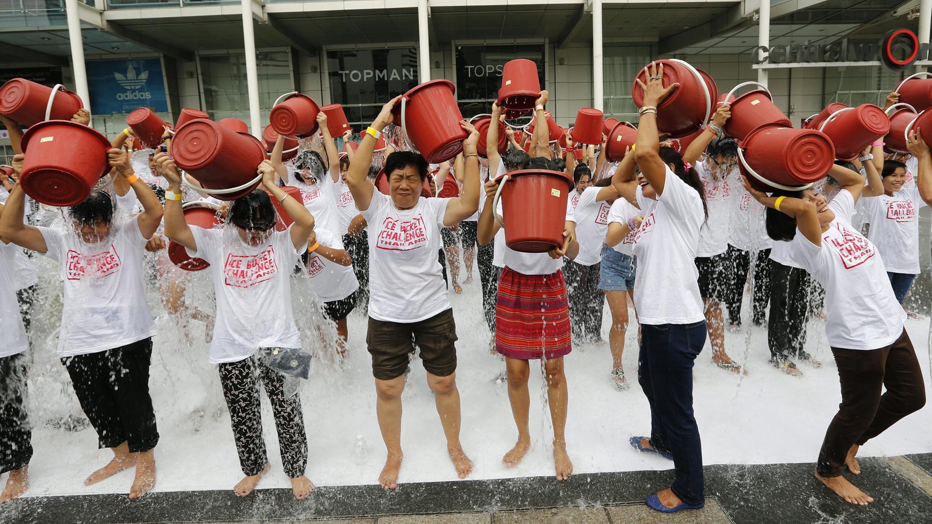 Auch in Bangkok begießen sich Menschen mit eiskaltem Wasser bei der ALS-Wohltätigkeitsaktion "Ice Bucket Challenge".