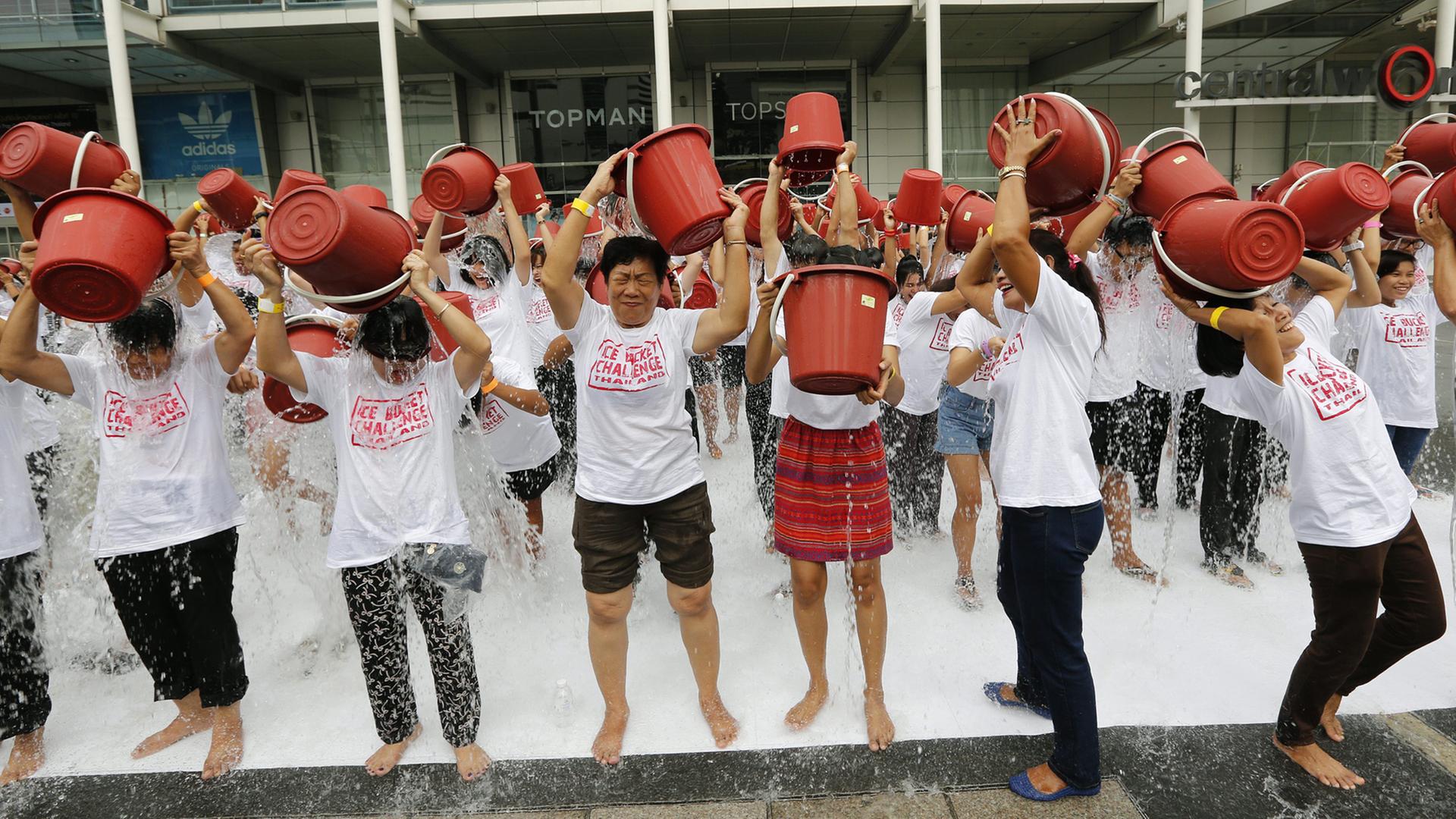 Auch in Bangkok begießen sich Menschen mit eiskaltem Wasser bei der ALS-Wohltätigkeitsaktion "Ice Bucket Challenge". Auch in Bangkok begießen sich Menschen mit eiskaltem Wasser bei der ALS-Wohltätigkeitsaktion "Ice Bucket Challenge".